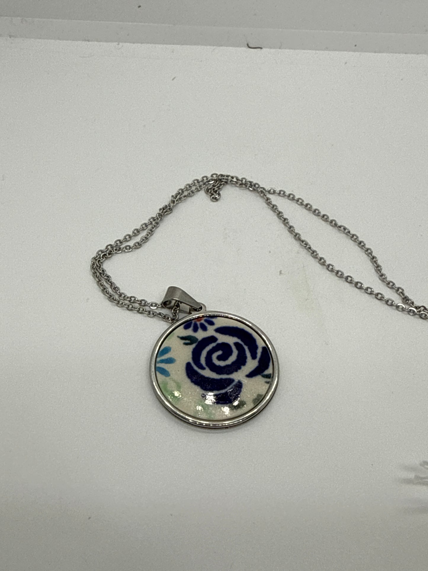 Sylvia Round Necklace with Chain - Blue Rose