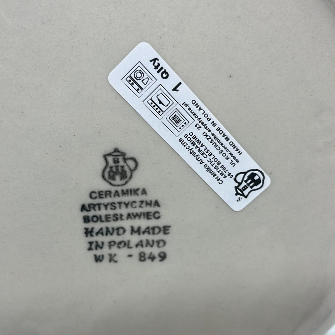 Baker ~ Round w/ Handles ~ 8 inch ~ 2704X - T3!