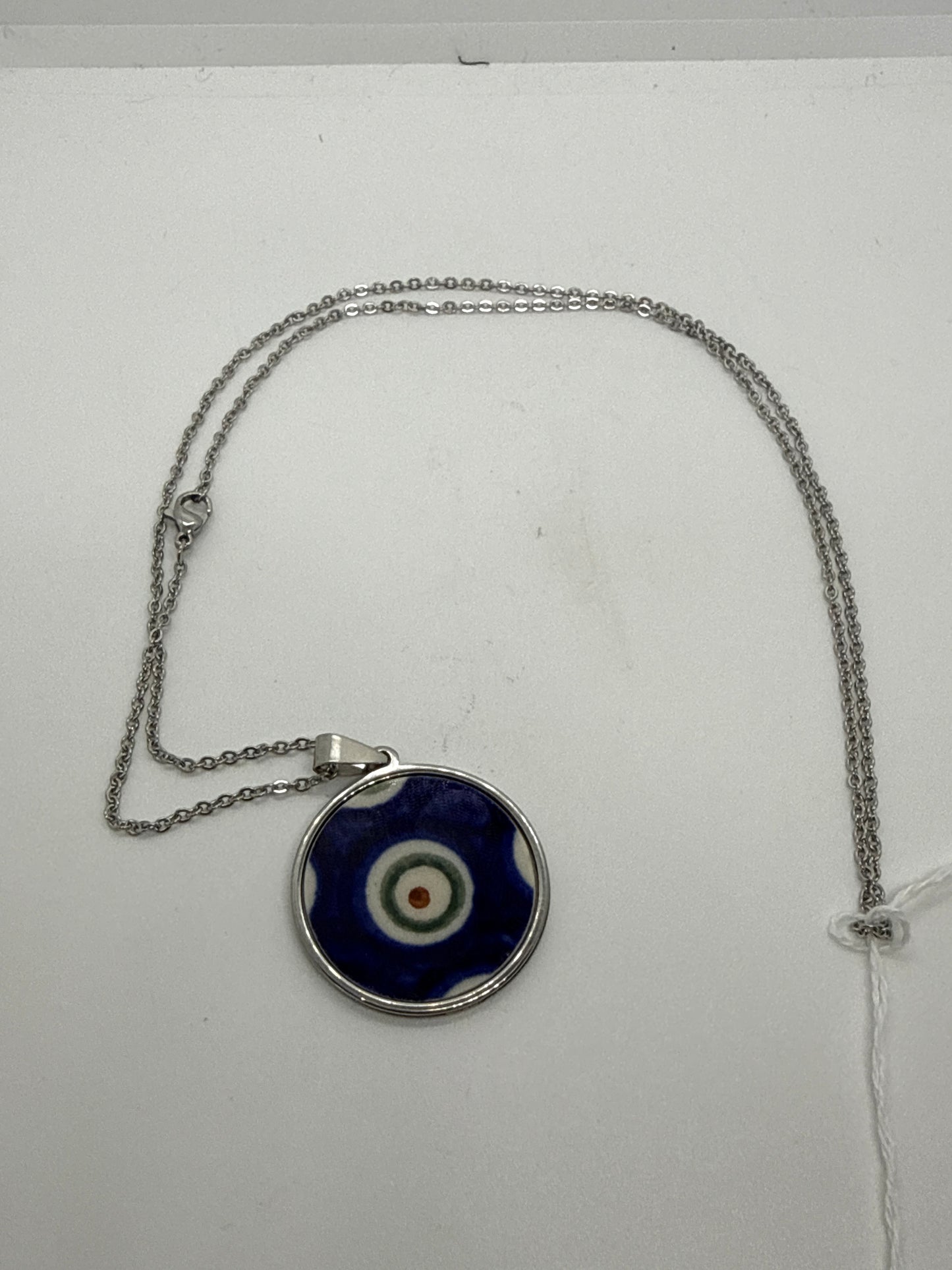 Sylvia Round Necklace with Chain - Single Peacock Eye