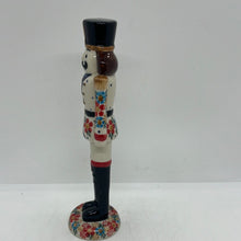 Load image into Gallery viewer, NUTCRACKER Figurine - D52