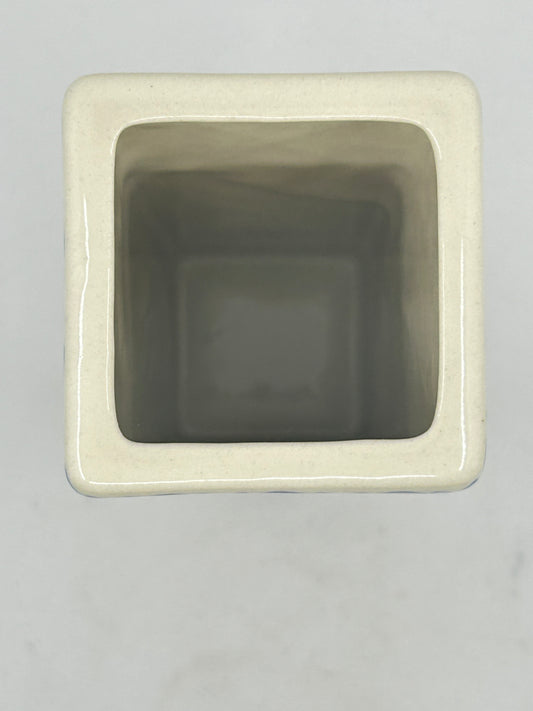 W07 Square Vase P-Z7