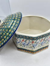 Load image into Gallery viewer, Second Quality Pretzel Box - JZ32