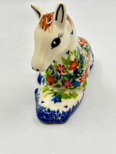Load image into Gallery viewer, Sitting Horse - Lovely - A1
