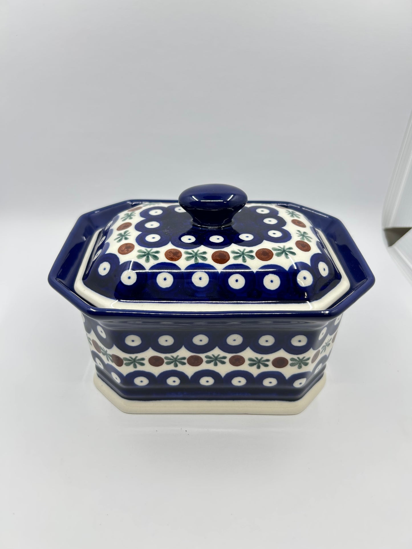 Covered Container ~ 4"H x 4"W x 6"L ~ 0070X ~ T3!