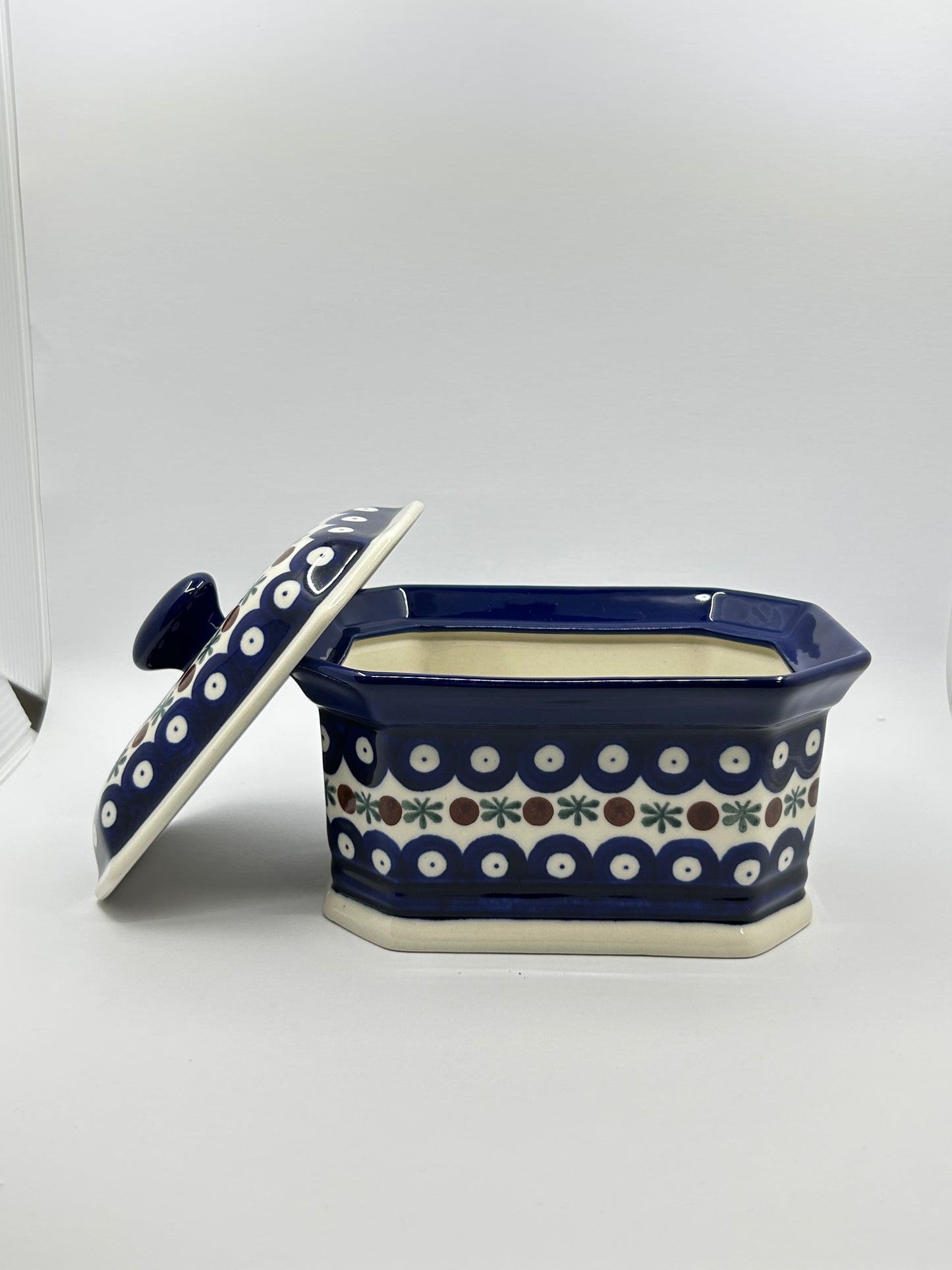 Covered Container ~ 4"H x 4"W x 6"L ~ 0070X ~ T3!