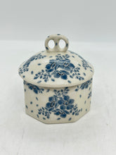 Load image into Gallery viewer, Mini Pretzel Box ~ Small - 2496 - T3!