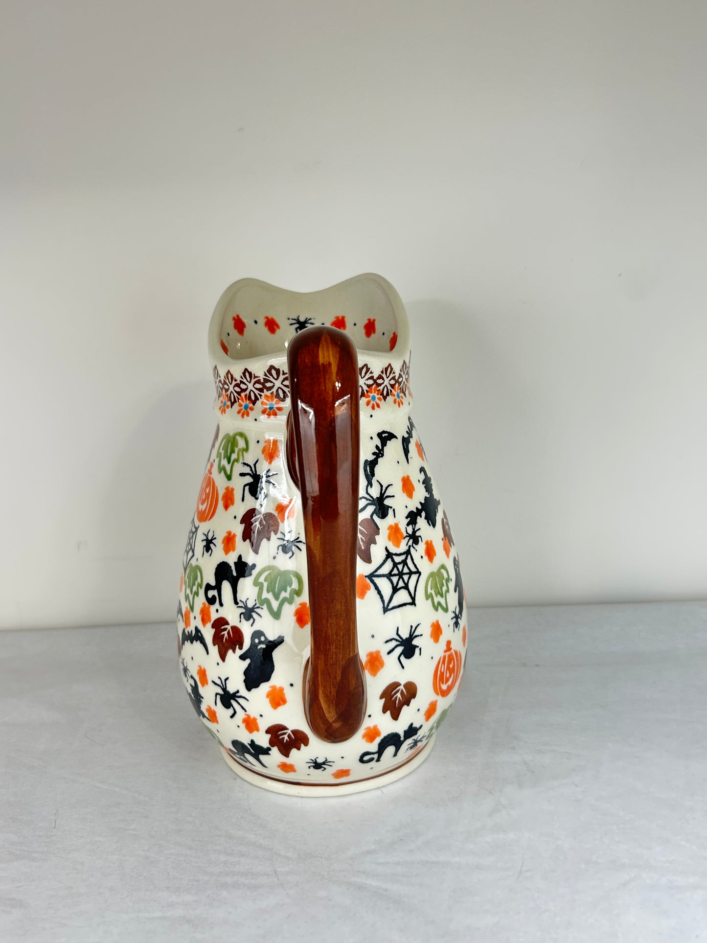 Large Pitcher - D90