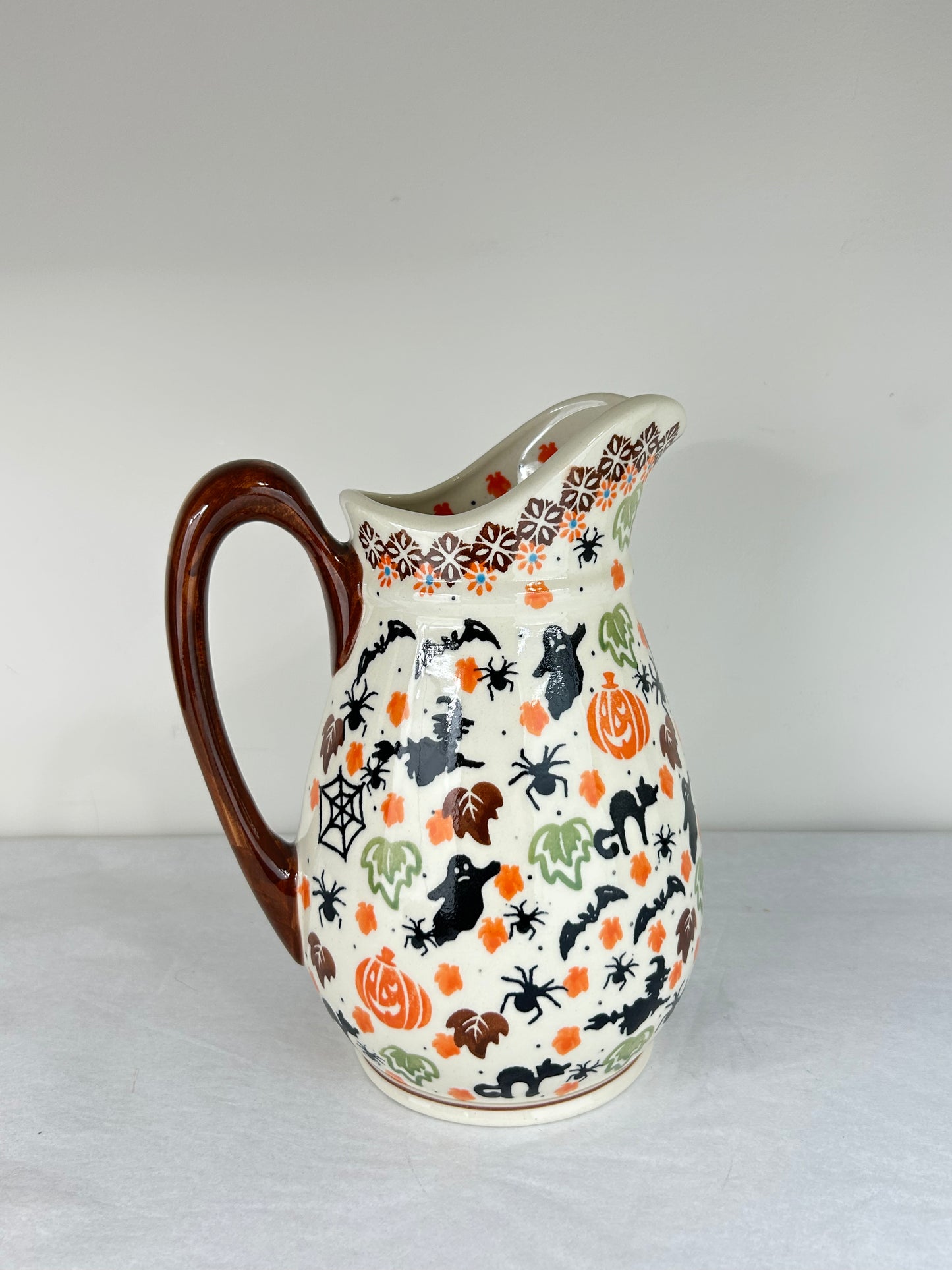 Large Pitcher - D90