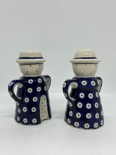 Load image into Gallery viewer, Salt &amp; Pepper Man &amp; Woman Set - 070A