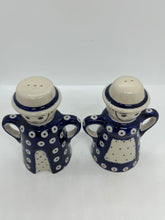 Load image into Gallery viewer, Salt &amp; Pepper Man &amp; Woman Set - 070A